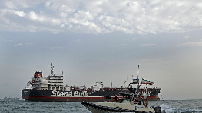 Un barco de la Guardia Revolucionaria iraní navega alrededor del 'Stena Impero'.