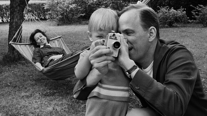 Una imagen familiar de Bergman con su hijo Daniel y su esposa Ingrid.