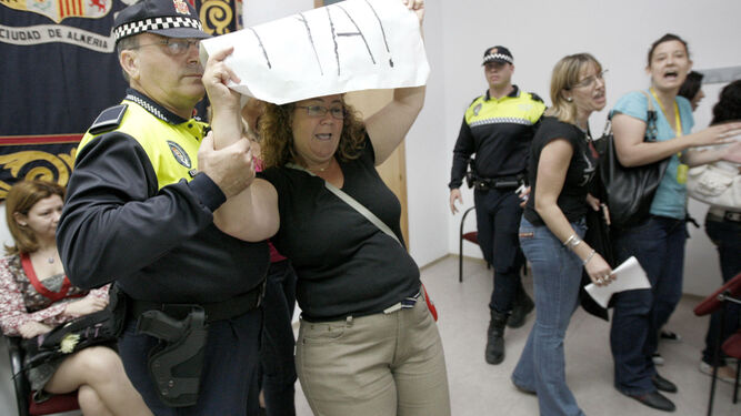 la Policía Local expulsa a trabajadores de la Ayuda a Domicilio en un Pleno celebrado por el Ayuntamiento de Almería en mayo de 2008.