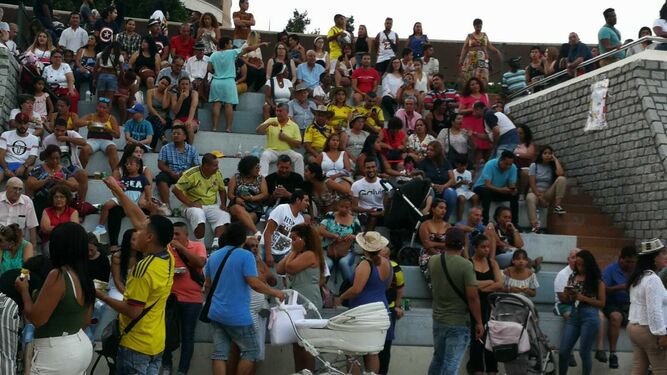 Cientos de colombianos celebraron su día en el anfiteatro.