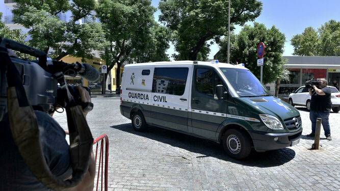 El furgón en el que se llevaba detenido al integrante de la diplomacia brasileña al que se le intervino droga en Sevilla