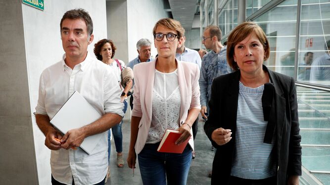 La socialista María Chivite, en el centro, junto a Eduardo Santos (Podemos) y Uxue Barkos (Geroa Bai)