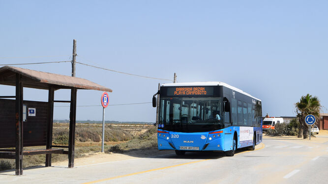 El autobús que llega a la playa de Camposoto, en una imagen del Ayuntamiento de un verano anterior.