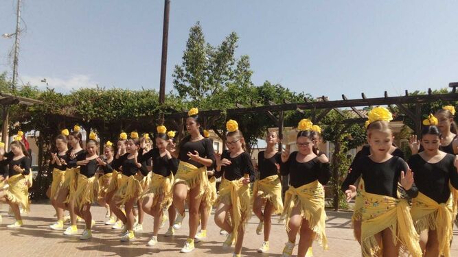 Un grupo formado por unas 80 bailarines de la Academia Rocío Moreno participaron en el rodaje del videoclip.