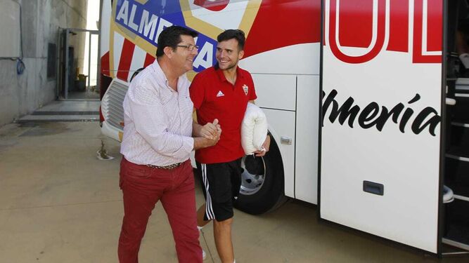 Álvaro Giménez esta mañana acompañado por Juanjo Moreno, jefe de prensa del club, poco antes de subir al bus para el stage en Estepona