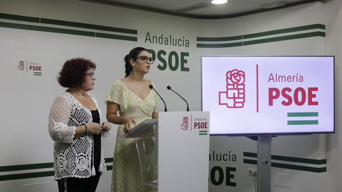 Aurelia Jiménez junto a Noemí Cruz durante la rueda de prensa en la sede provincial del PSOE Almería.