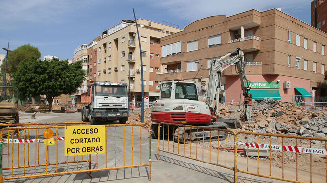 Obras en la redonda que une las calles Instinción y Níjar con la Carrera del Mamí en el barrio de Los Molinos.