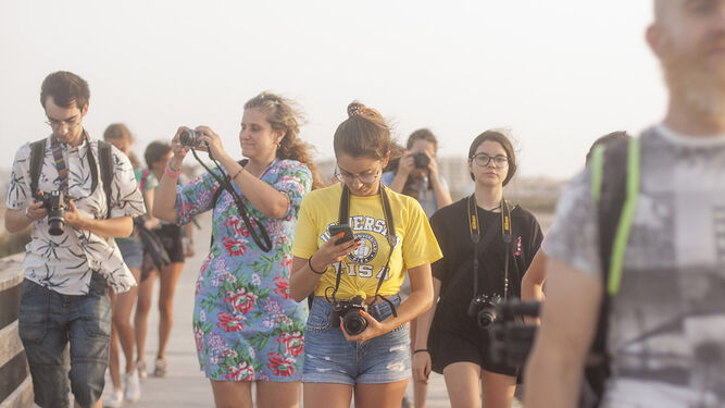 participan en los talleres fotográficos de verano en una jornada en la calle.
