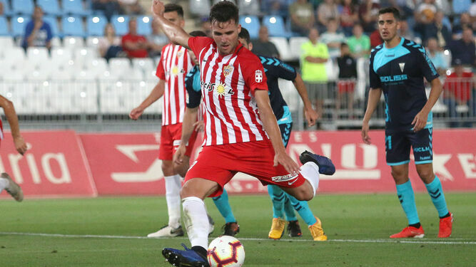 Alvaro Giménez lanza un penalti en el encuentro ante el Albacete.