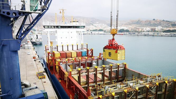 Carga de contenedores de la naviera MSC en el Puerto de Almería.