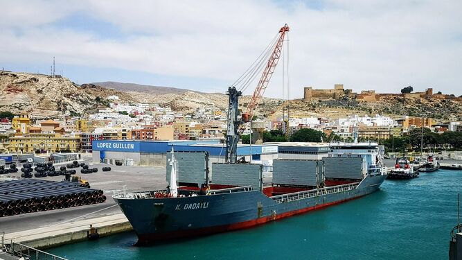 Un barco atracado en el Puerto de Almería mientras carga contenedores.