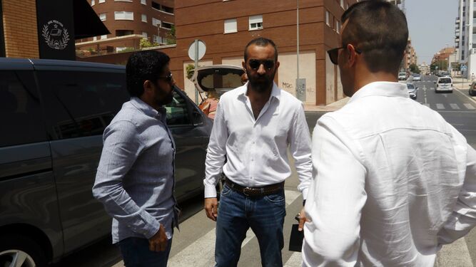 Mohamed El Assy, en el centro, ha estado presente en la firma para comprar al Almería.