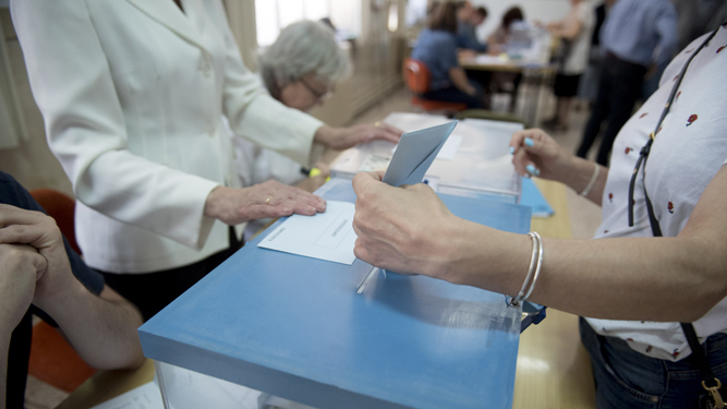 Una mujer introduce su voto en la urna durante las últimas Elecciones Municipales.