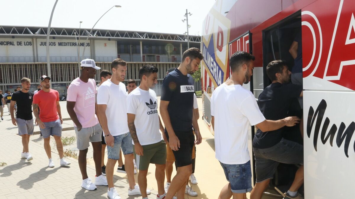 Los jugadores se suben al autobús con destino Almerimar.