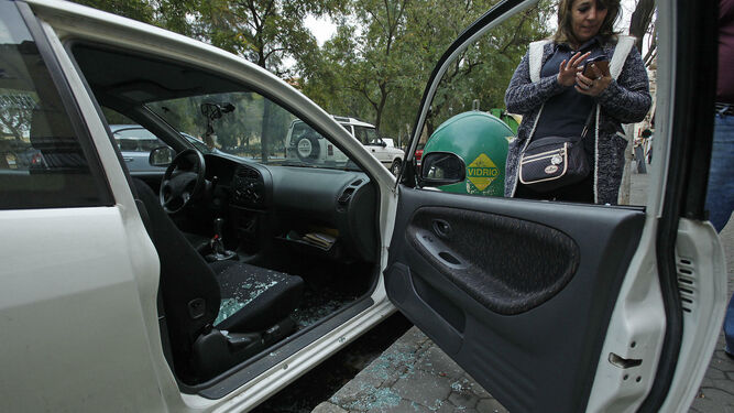 Imagen de archivo tras un robo en un vehículo con la ventana rota.
