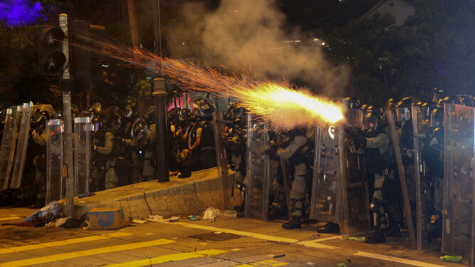 La policía de Hong Kong dispara gases lacrimógenos contra los manifestantes.