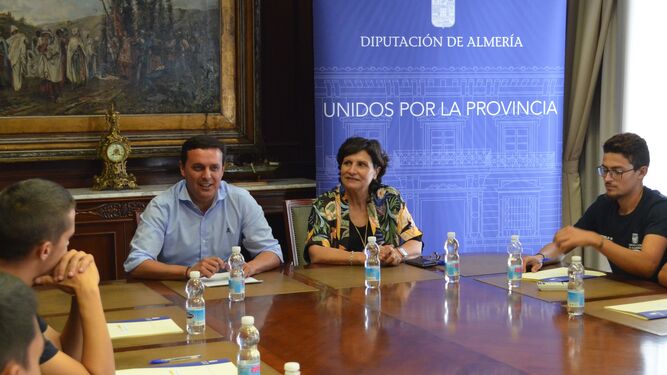 El presidente de Diputación, Javier A. García, explica a varios jóvenes en qué va a consistir el taller.