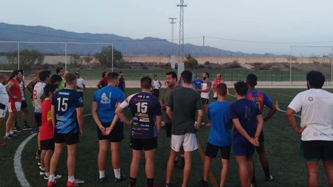 Nacho Pastor charlando con sus jugadores durante un entrenamiento.