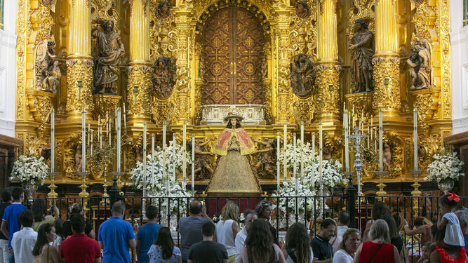 La Virgen del Rocío, con sus galas de Pastora, en vísperas de un nuevo traslado a Almonte.