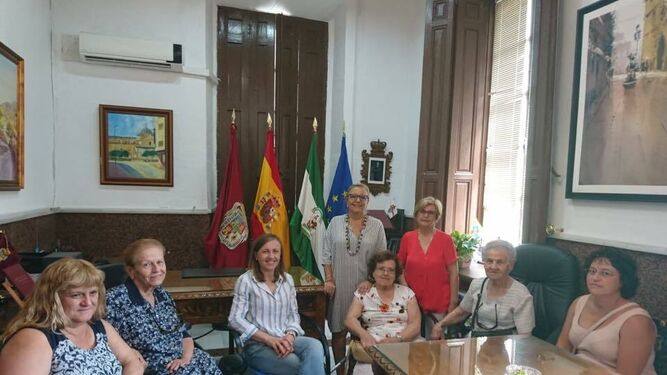 La alcaldesa y primera teniente de alcalde atendieron a las mujeres del Centro Ocupacional.