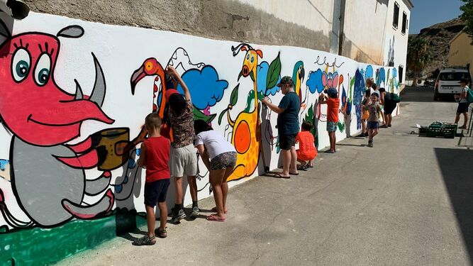 Varios niños realizan graffitis relacionados con la nauraleza y sus animales favoritos.