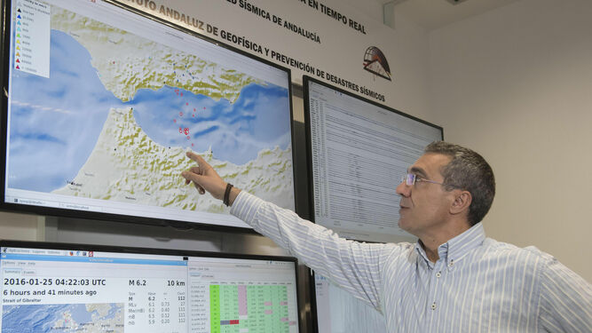 El director del Instituto Andaluz de Geofísica, José Morales, señala zonas de intensidad de terremotos.