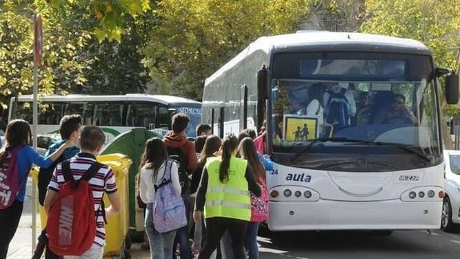 Los empresarios del transporte andaluz logran paralizar el concurso público de rutas de transporte escolar en Almería