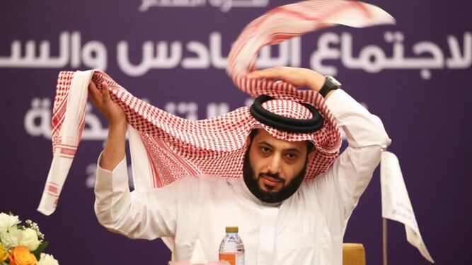 El nuevo propietario de la UDAlmería, Turki Al-Sheikh, en una reunión de la FIFA.