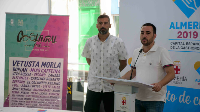 Carlos Sánchez, concejal de Promoción de la Ciudad junto a Diego Ferrón, responsable del Cooltural Fest.