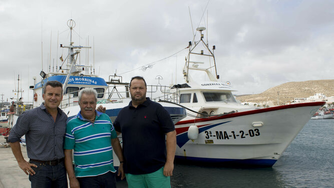 El concejal de Turismo, Salvador Hernández, junto con los propietarios del ‘González Belmonte’, barco que portará a la Virgen del Carmen.