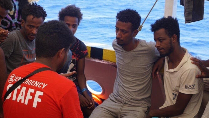 Varias de las personas rescatadas, en la cubierta del navío de Open Arms.