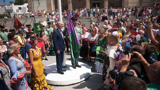 El alcalde, Francisco de la Torre, junto al coronel jefe  de la Guardia Civil, Esteban Gutiérrez, en el momento previo al izado de la bandera.
