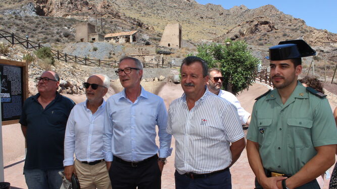 José Guirao junto al alcalde de Pulpí en su visita a la geoda gigante.