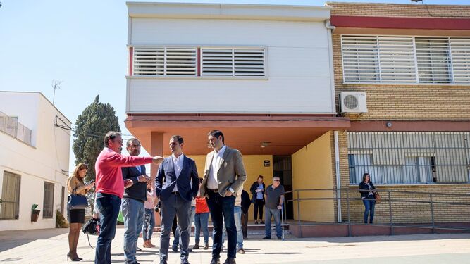 El alcalde, en una visita al colegio de La Cañada