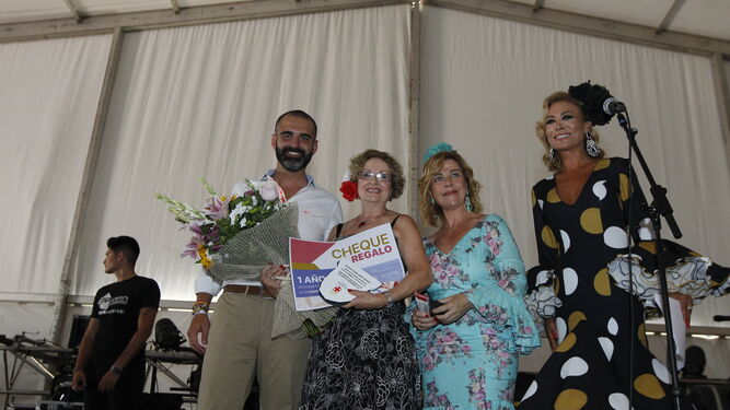 Ramón Fernández-Pacheco Monterreal, Paola Laínez y Mar Segura junto a la premiada Carmen Pérez