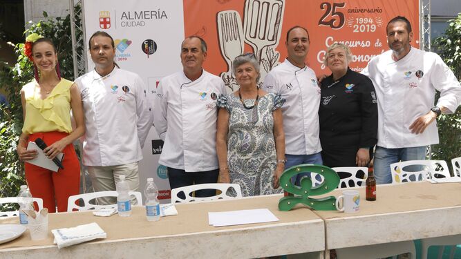 La presentadora Ana Márquez Vera junto a los miembros del jurado del Concurso de Gastronomía almeriense en una capital gastronómica más festiva que nunca.