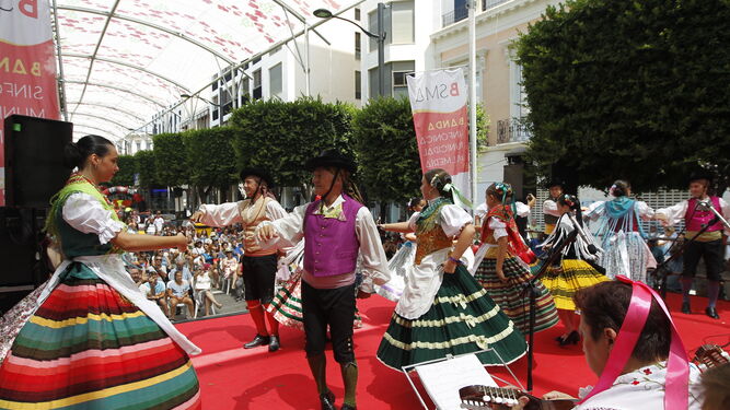 Decenas de almerienses bailando con trajes tradicionales
