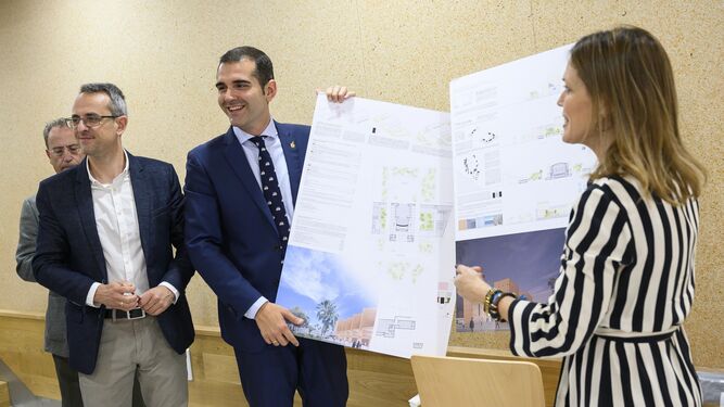 El decano del Colegio de Arquitectos, el alcalde de Almería y la concejal de Urbanismo e Infraestructuras en la selección de los tres finalistas.