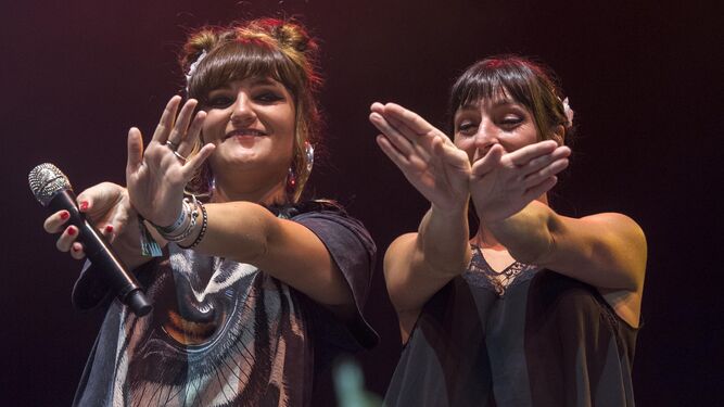 La cantautora siempre va acompañada de su querida compañera Beatriz Romero, interprete de lengua de signos