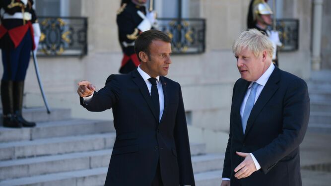 El presidente francés, Emmanuel Macron, y el primer ministro británico, Boris Johnson, ayer en París.
