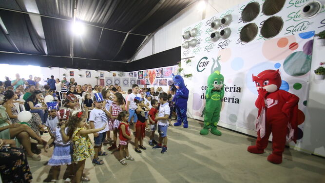 Centenares de niños disfrutan de la animación en la caseta del CSIF