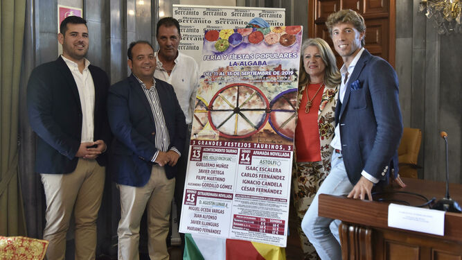 Presentación de la Feria de La Algaba 2019, con Escribano -a la derecha- quien apadrina el ciclo.