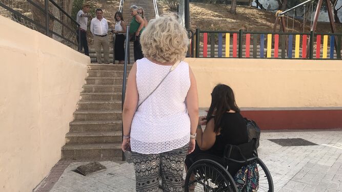 Visita del PP a la barriada Olmo, que puso de manifiesto el problema de accesibilidad.