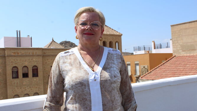 La concejal de Festejos de Vera, Amparo García, en la terraza del ayuntamiento.