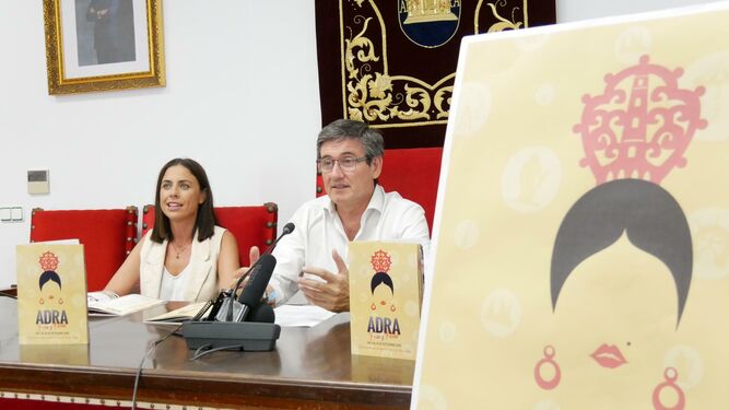 El alcalde, Manuel Cortés, y la concejal Elisa Fernández durante la presentación de la Feria.