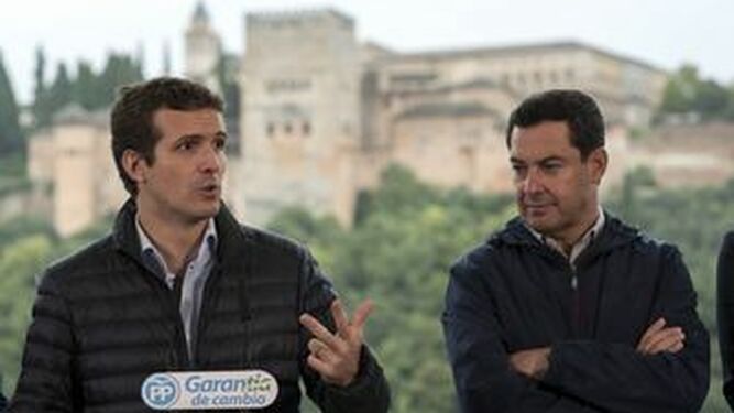Pablo Casado y Juanma Moreno, durante la campaña electoral de las andaluzas en Granada.