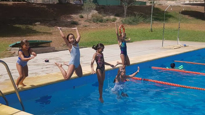 300 niños y niñas viven el verano en el Club de Tenis Almería