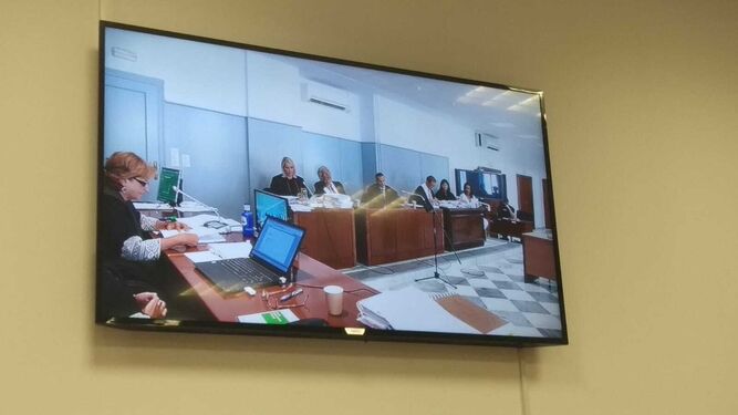 Imagen del interior de la sala del jurado, donde ya ha empezado el juicio, tomada desde la sala de prensa de la Audiencia Provincial de Almería