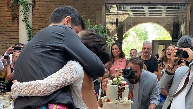 Melendi besa tras el corte de la tarta nupcial a su esposa