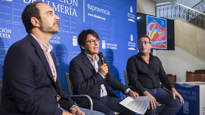 El diputado de Cultura y Cine, Manuel Guzmán con José Luis Amérigo, alcalde de Carboneras y Pablo Mazuecos, músico y alma mater de Clasijazz.